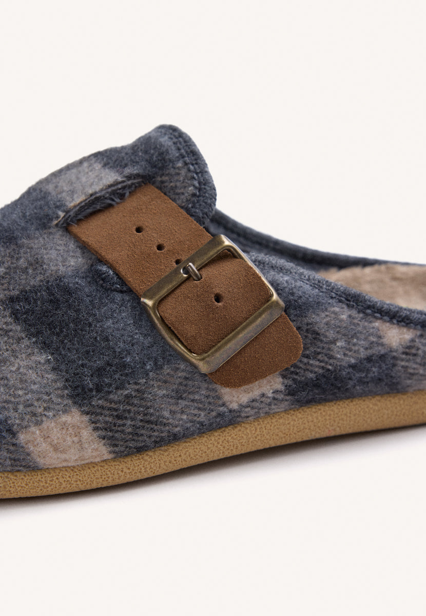 GREY HOUSE SLIPPERS CLOG STYLE WITH PLAID