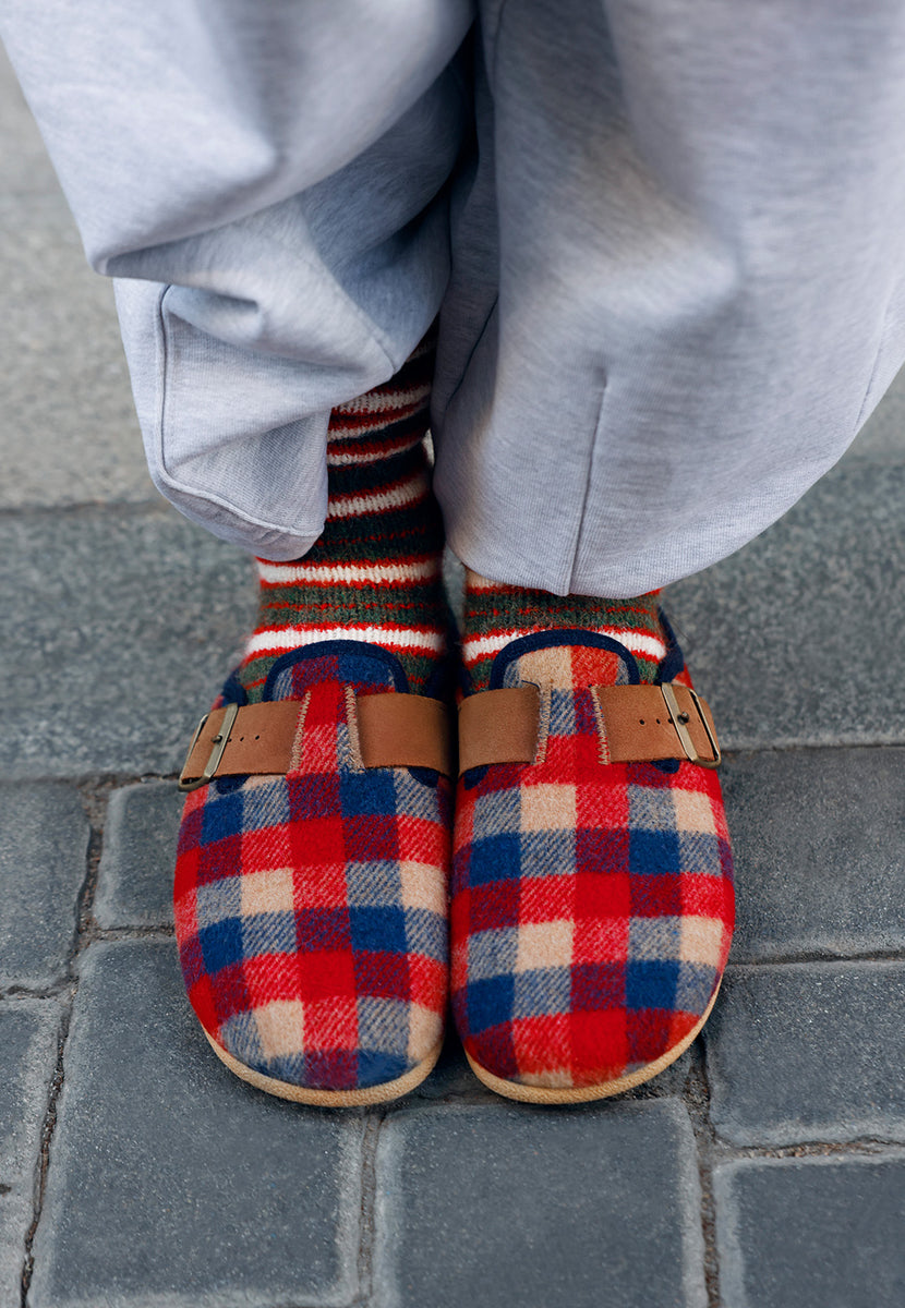 ZAPATILLAS DE CASA MARRONES TIPO ZUECOS CUADROS
