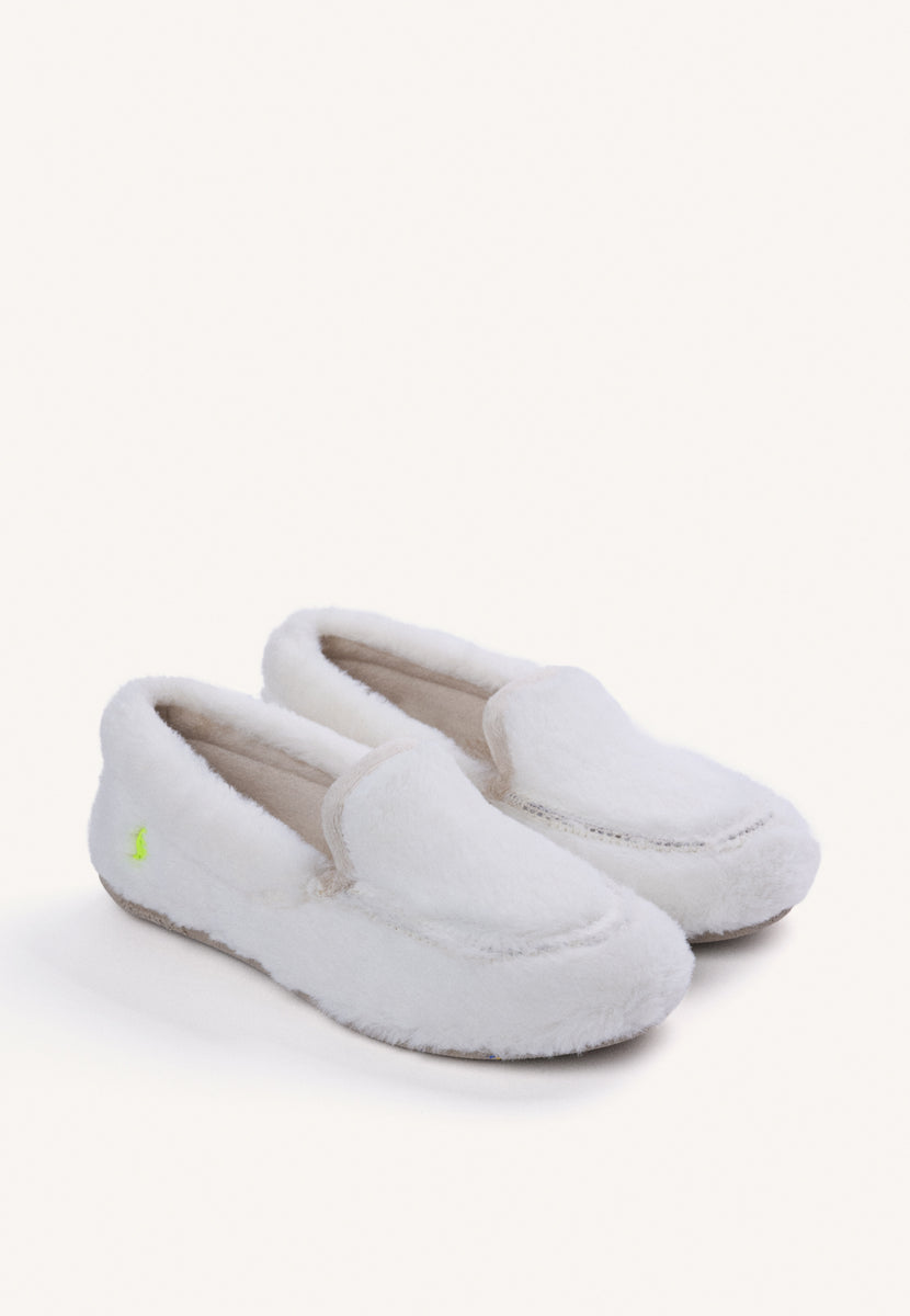 ZAPATILLAS DE CASA BLANCAS TIPO MOCASINES PELO