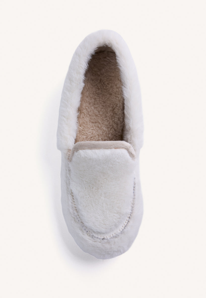 ZAPATILLAS DE CASA BLANCAS TIPO MOCASINES PELO