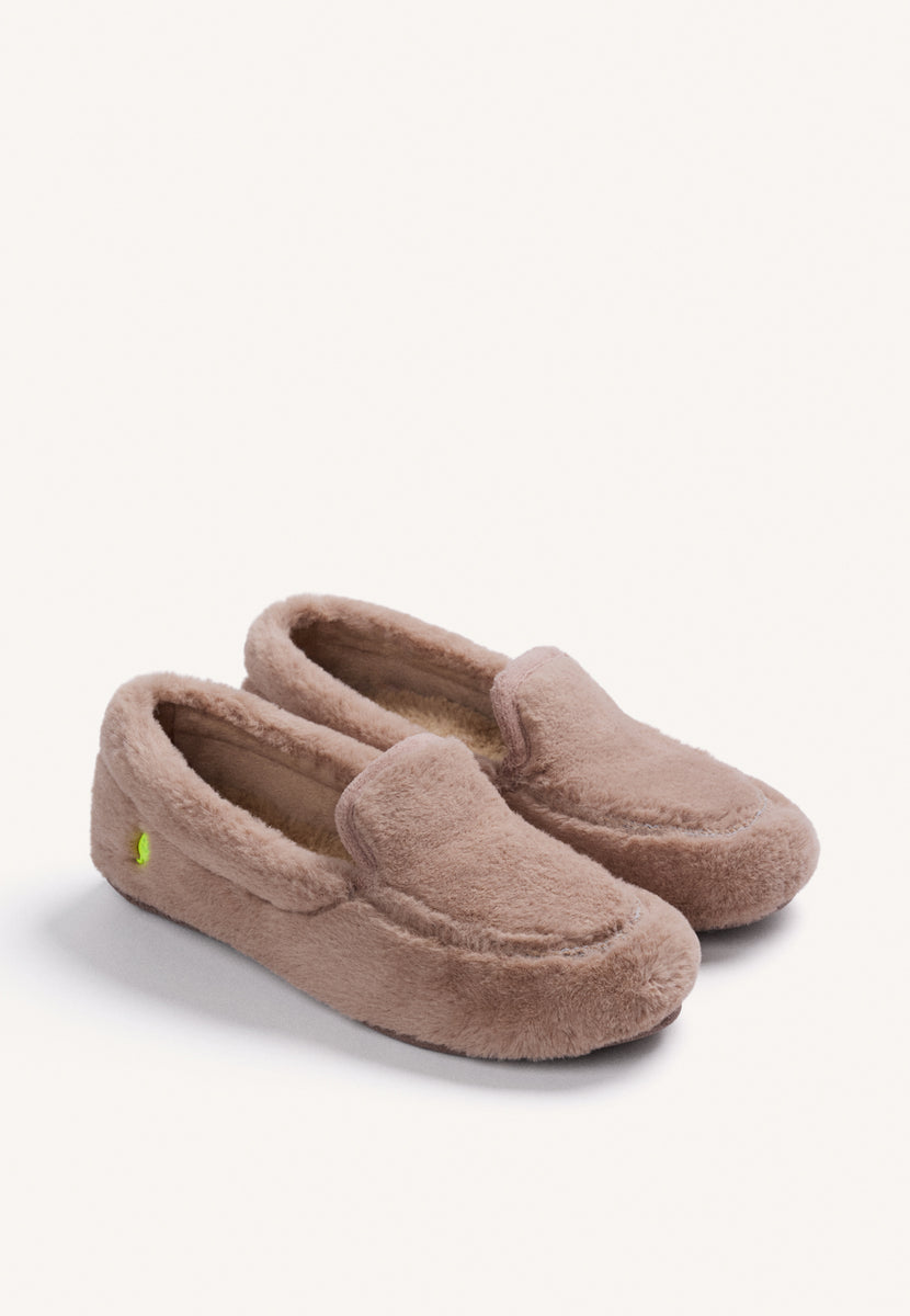 ZAPATILLAS DE CASA TAUPE TIPO MOCASINES PELO