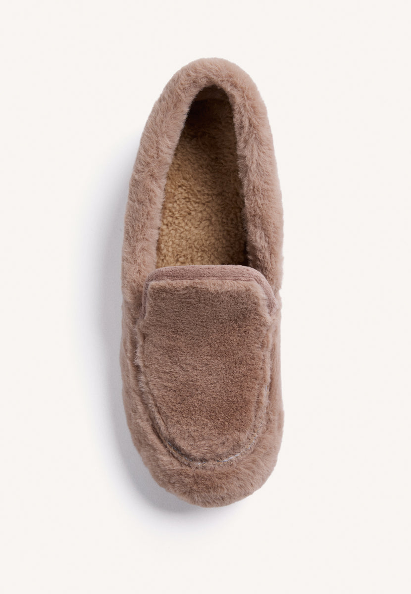ZAPATILLAS DE CASA TAUPE TIPO MOCASINES PELO