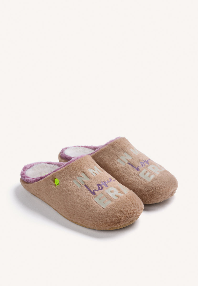 ZAPATILLAS DE CASA MARRONES PELO TEXTO