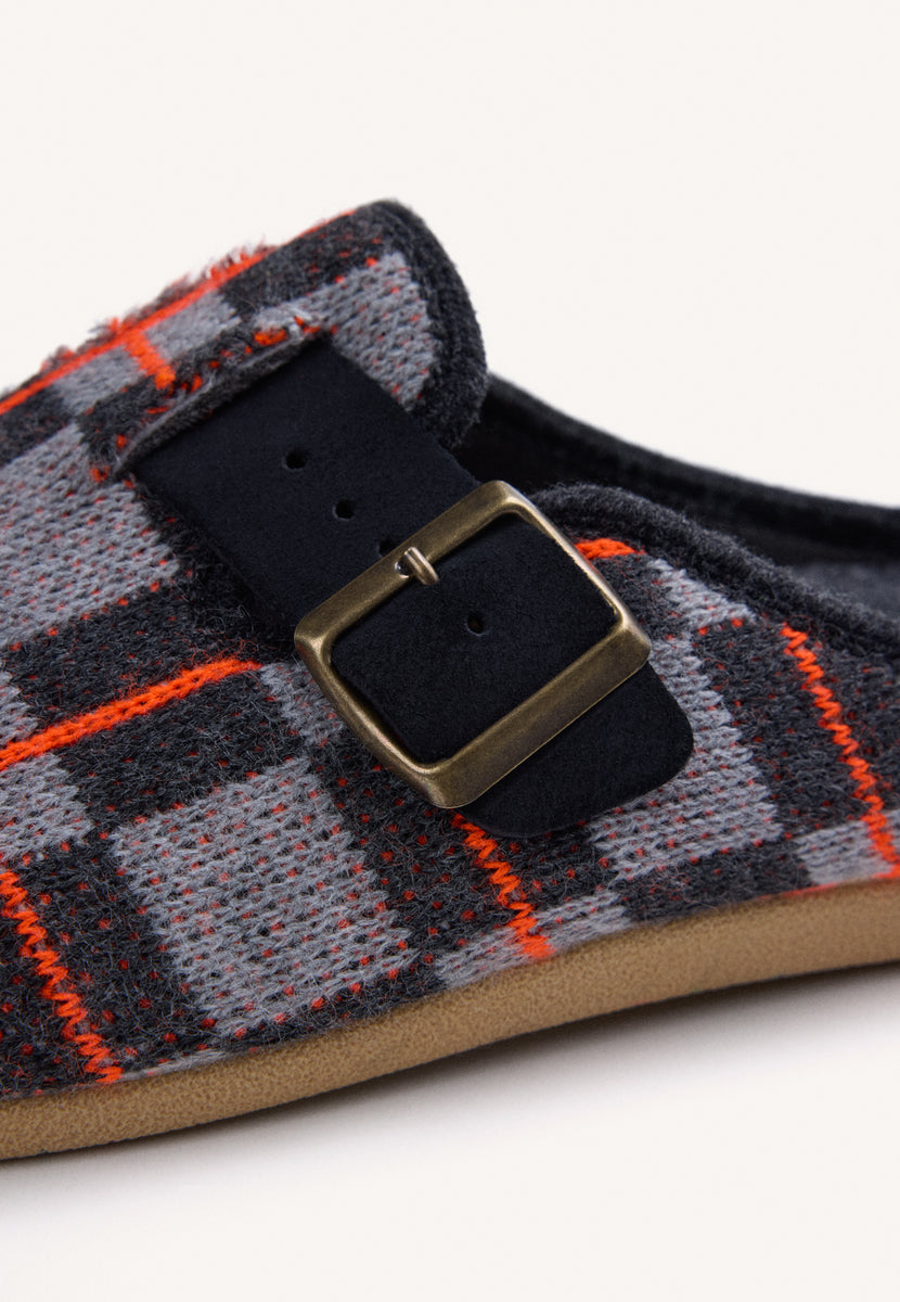GREY HOUSE SLIPPERS CLOG-STYLE WITH FUR